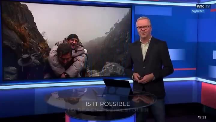 Båret til topps på Preikestolen
